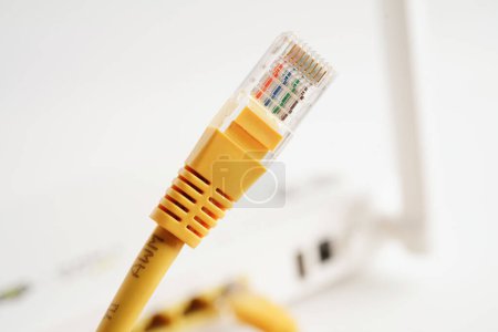 Foto de Cable Ethernet para conectarse al router inalámbrico Enlace a la red de proveedores de servicios de Internet. - Imagen libre de derechos