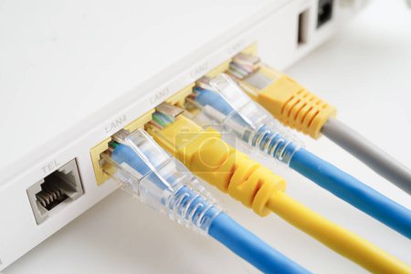 Foto de Cable Ethernet con router inalámbrico conectado a la red de proveedores de servicios de Internet. - Imagen libre de derechos