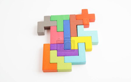 Téléchargez les photos : Réflexion logique et résolution de problèmes concept d'entreprise créatif, forme de bloc géométrique puzzle en bois. - en image libre de droit