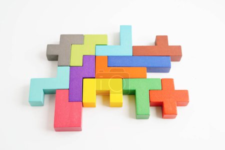 Téléchargez les photos : Réflexion logique et résolution de problèmes concept d'entreprise créatif, forme de bloc géométrique puzzle en bois. - en image libre de droit