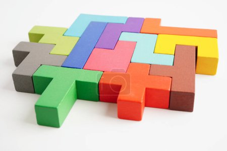 Pensamiento lógico y resolución de problemas solución de problemas concepto de negocio creativo, forma de bloque geométrico rompecabezas de madera. 