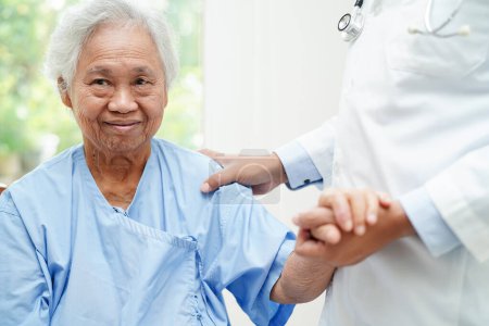 Asiatischer Arzt rührt Patienten an, um sie zu unterstützen, zu trösten und zu unterstützen.