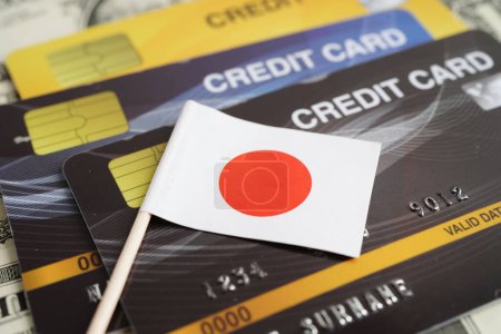 Téléchargez les photos : Japon drapeau sur la carte de crédit, l'économie de la finance faisant du shopping en ligne. - en image libre de droit