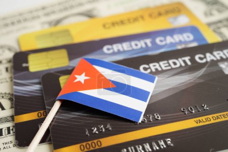Téléchargez les photos : Cuba drapeau sur la carte de crédit, l'économie de la finance faisant du shopping en ligne. - en image libre de droit