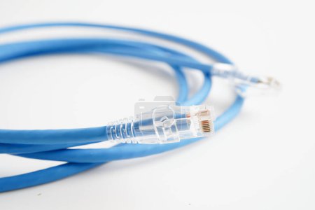 Téléchargez les photos : Câble Ethernet pour se connecter au routeur sans fil et au réseau du fournisseur de services Internet. - en image libre de droit