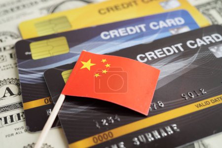 Téléchargez les photos : Drapeau de la Chine sur carte de crédit, l'économie financière faisant des achats en ligne. - en image libre de droit