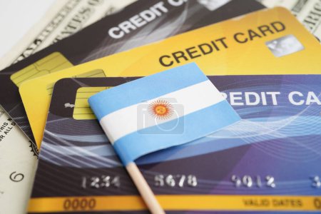 Téléchargez les photos : Argentine drapeau sur la carte de crédit, l'économie de la finance trading shopping entreprise en ligne. - en image libre de droit