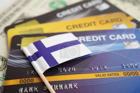 Téléchargez les photos : Finlande drapeau sur carte de crédit, économie financière trading shopping commerce en ligne. - en image libre de droit