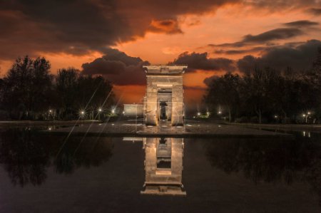 Foto de Sunset view at the temple of debod in the city of madrid with reflections in the water urban photography - Imagen libre de derechos