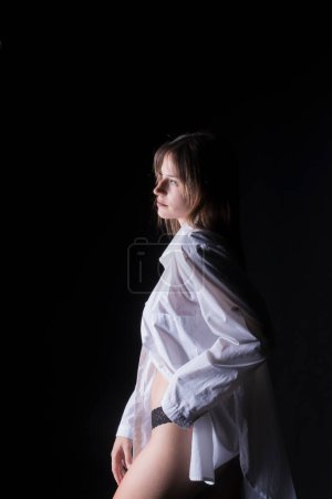 Foto de Perfil de una hermosa joven vestida con una camisa blanca abierta - Imagen libre de derechos