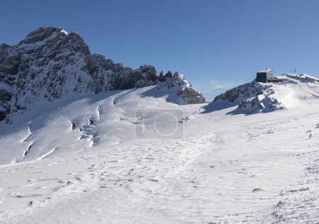 Foto de AUSTRIA, DAHSHTEIN - 7 DE OCTUBRE DE 2022: Cordillera de Dachstein y refugio para viajeros. Foto de alta calidad - Imagen libre de derechos