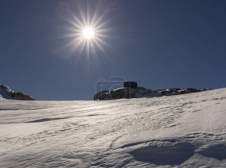 Foto de Brillante sol del mediodía de la montaña y firn duro en el glaciar de Dachstein, Austria, Alpes. Foto de alta calidad - Imagen libre de derechos