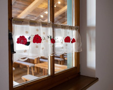 Téléchargez les photos : Interior window in a mountain restaurant decorated with cute curtains, Austria. High quality photo - en image libre de droit