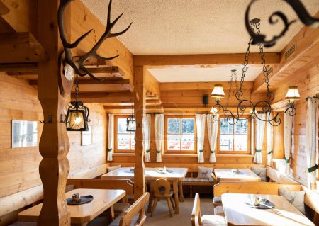Téléchargez les photos : Original interior of a mountain restaurant in the highland region of Austria. High quality photo - en image libre de droit