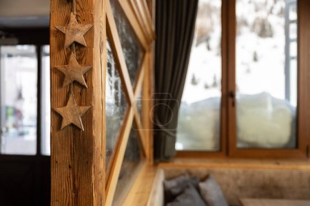 Téléchargez les photos : Fragment de l'intérieur d'un restaurant alpin en Autriche, vue avec fenêtre sur les montagnes. Photo de haute qualité - en image libre de droit