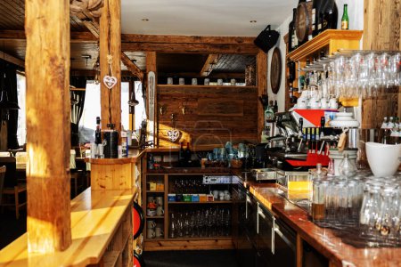 Téléchargez les photos : Bar avec boissons dans un restaurant alpin, Autriche. Photo de haute qualité - en image libre de droit