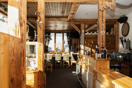 Téléchargez les photos : La partie d'entrée de l'intérieur du restaurant autrichien dans les Alpes, décorée dans le style traditionnel national. Photo de haute qualité - en image libre de droit