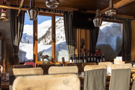Téléchargez les photos : Austrian restaurant with a beautiful view of the winter Alpine mountains. High quality photo - en image libre de droit