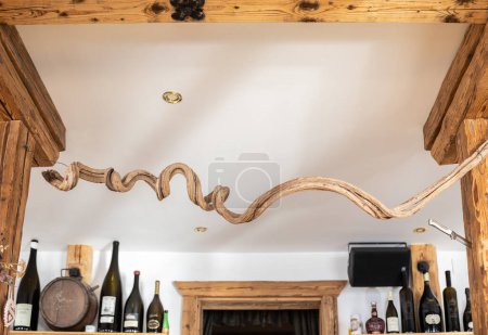 Téléchargez les photos : Détails intérieurs en bois du plafond du restaurant Alpine, Autriche. Photo de haute qualité - en image libre de droit
