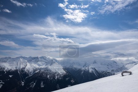 Foto de Paisaje de montaña brillante en un día soleado de invierno en los Alpes austríacos. Foto de alta calidad - Imagen libre de derechos