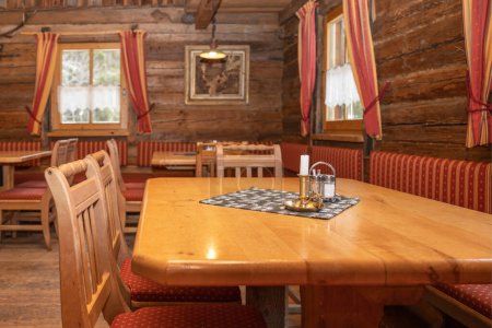 Téléchargez les photos : Le coin invité d'un restaurant de village autrichien dans les Alpes. Photo de haute qualité - en image libre de droit