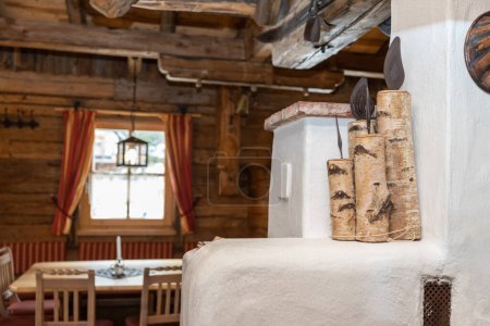 Téléchargez les photos : Churbaks en bois et four comme élément de design à l'intérieur d'un restaurant alpin en Autriche. Photo de haute qualité - en image libre de droit