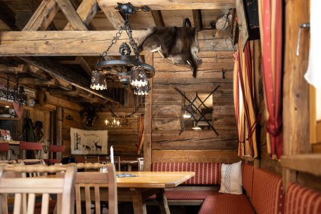 Photo pour Le design original d'un restaurant rustique dans la station de ski de l'Autriche. Photo de haute qualité - image libre de droit