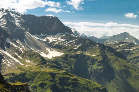 Téléchargez les photos : Zone alpine alpine en été, pics avec neige non fondante. Photo de haute qualité - en image libre de droit