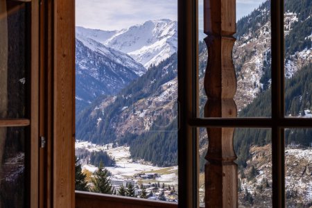 Téléchargez les photos : Vue pittoresque depuis le balcon d'une maison en bois sur des sommets alpins enneigés, concept de vacances respectueux de l'environnement, Autriche. Photo de haute qualité - en image libre de droit