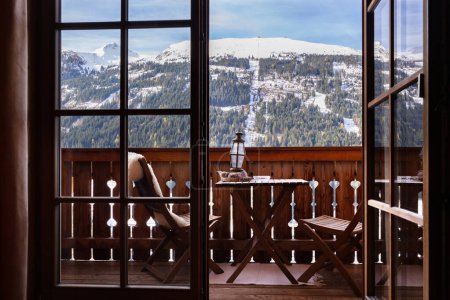 Téléchargez les photos : La porte du balcon offre une vue magnifique sur une montagne enneigée, un téléski et un ciel nuageux en Autriche. Photo de haute qualité - en image libre de droit