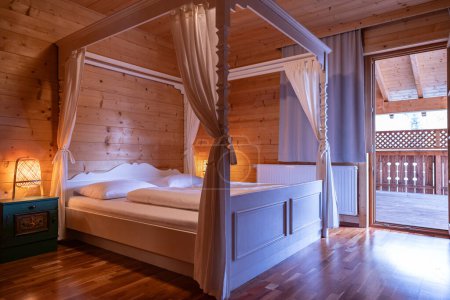 Grundriss eines Schlafzimmers in einem Hotelzimmer mit Doppelbett und Baldachin, österreichischer Stil. Hochwertiges Foto