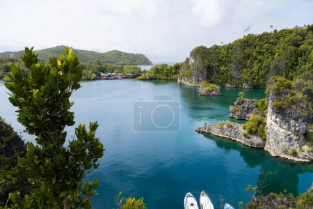 Malerische Lagune mit strahlend blauem Wasser und üppiger Vegetation, Raja Ampat, Papua, Indonesien. Hochwertiges Foto