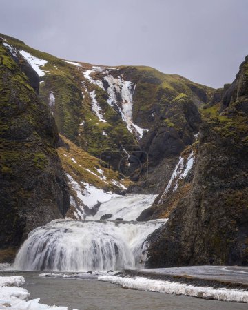 Der teilweise gefrorene halbversteckte Wasserfall Stjornarfoss liegt in der Nähe der Stadt Kirkjubaejarklaustur und zeigt seine volle Schönheit, wenn man nicht zu nah am Wasser ist