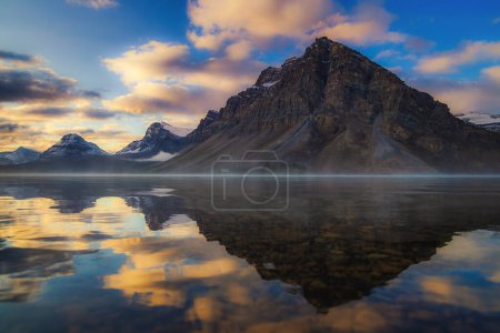 Téléchargez les photos : Réflexions sur la montagne au lever du soleil à Banff - en image libre de droit