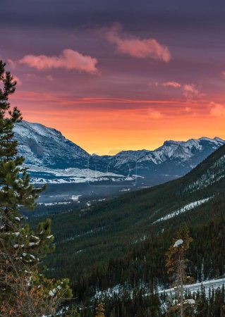 Téléchargez les photos : Lever de soleil chaud sur un belvédère de montagne Canmore - en image libre de droit