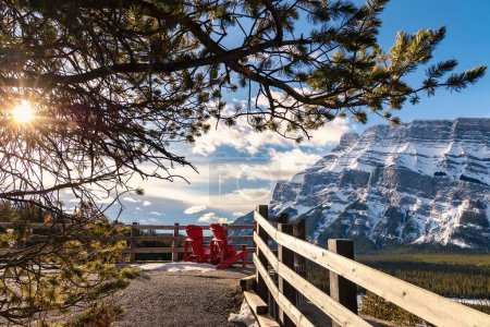 Téléchargez les photos : Chaises Adirondack donnant sur les montagnes Banff - en image libre de droit