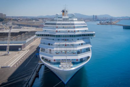 Téléchargez les photos : Cruise ship in the port of Marseille in France during a stopover. - en image libre de droit
