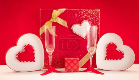 Foto de Papel pintado del día de San Valentín con un regalo y gafas. Composición romántica para San Valentín, declaración de amor, Día de la Madre, cumpleaños, boda. - Imagen libre de derechos