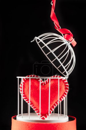Foto de El arreglo del Día de San Valentín con el corazón en la jaula de pájaros. - Imagen libre de derechos