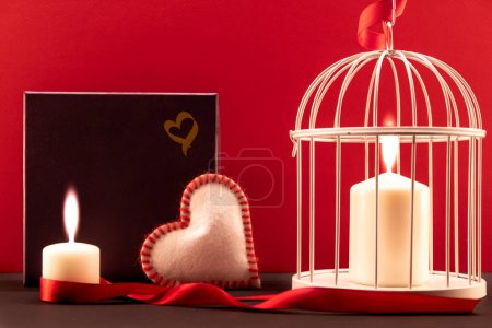 Foto de El arreglo del Día de San Valentín con el corazón en la jaula de pájaros. - Imagen libre de derechos