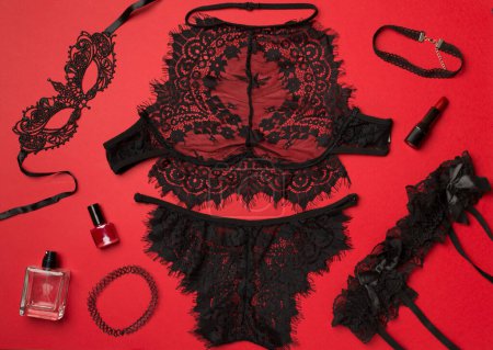 Téléchargez les photos : Ensemble de lingerie en dentelle sexy noire avec accessoires sur fond de couleur, vue de dessus. - en image libre de droit
