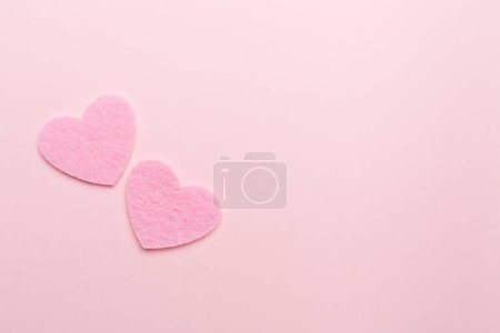 Téléchargez les photos : Felt hearts on color background, top view - en image libre de droit
