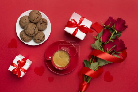 Téléchargez les photos : Cadeaux et petit déjeuner pour la Saint-Valentin sur fond de couleur, vue de dessus - en image libre de droit