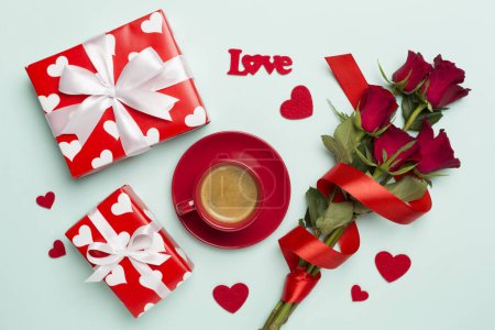 Téléchargez les photos : Gifts and coffee for valentines day on color background, top view - en image libre de droit