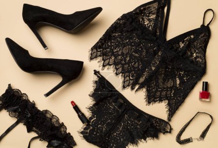 Téléchargez les photos : Ensemble de lingerie en dentelle sexy noire avec accessoires sur fond de couleur, vue de dessus. - en image libre de droit