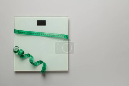 Téléchargez les photos : Balances et ruban à mesurer sur fond couleur, vue de dessus. Concept de perte de poids. - en image libre de droit
