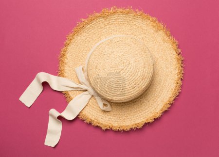 Téléchargez les photos : Chapeau de paille élégant sur fond de couleur, vue de dessus - en image libre de droit