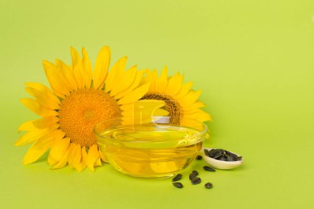 Foto de Sunflower oil, seeds and flower on color background. - Imagen libre de derechos