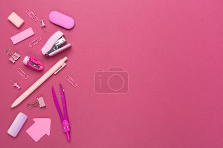 Foto de Papelería de la escuela rosa en color backgroung, vista superior - Imagen libre de derechos