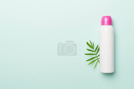 Foto de Desodorantes naturales sobre fondo de color, vista superior - Imagen libre de derechos